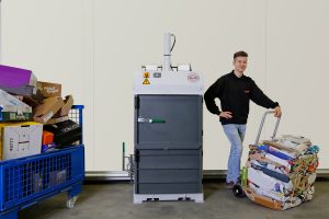 HSM V-Press 503 eco balenpers met een gebonden kartonbaal op de afvoertrolley