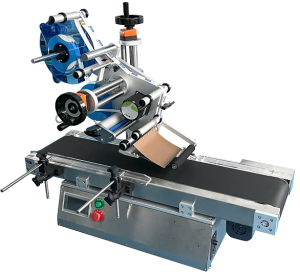T160LB top etiketteerder met een vlak product op de transportband onder de etiketteerkop
