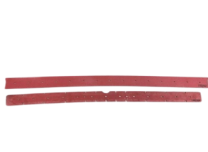 Opgerolde rubberstrip, de geboorde bevestigingsgaten zichtbaar